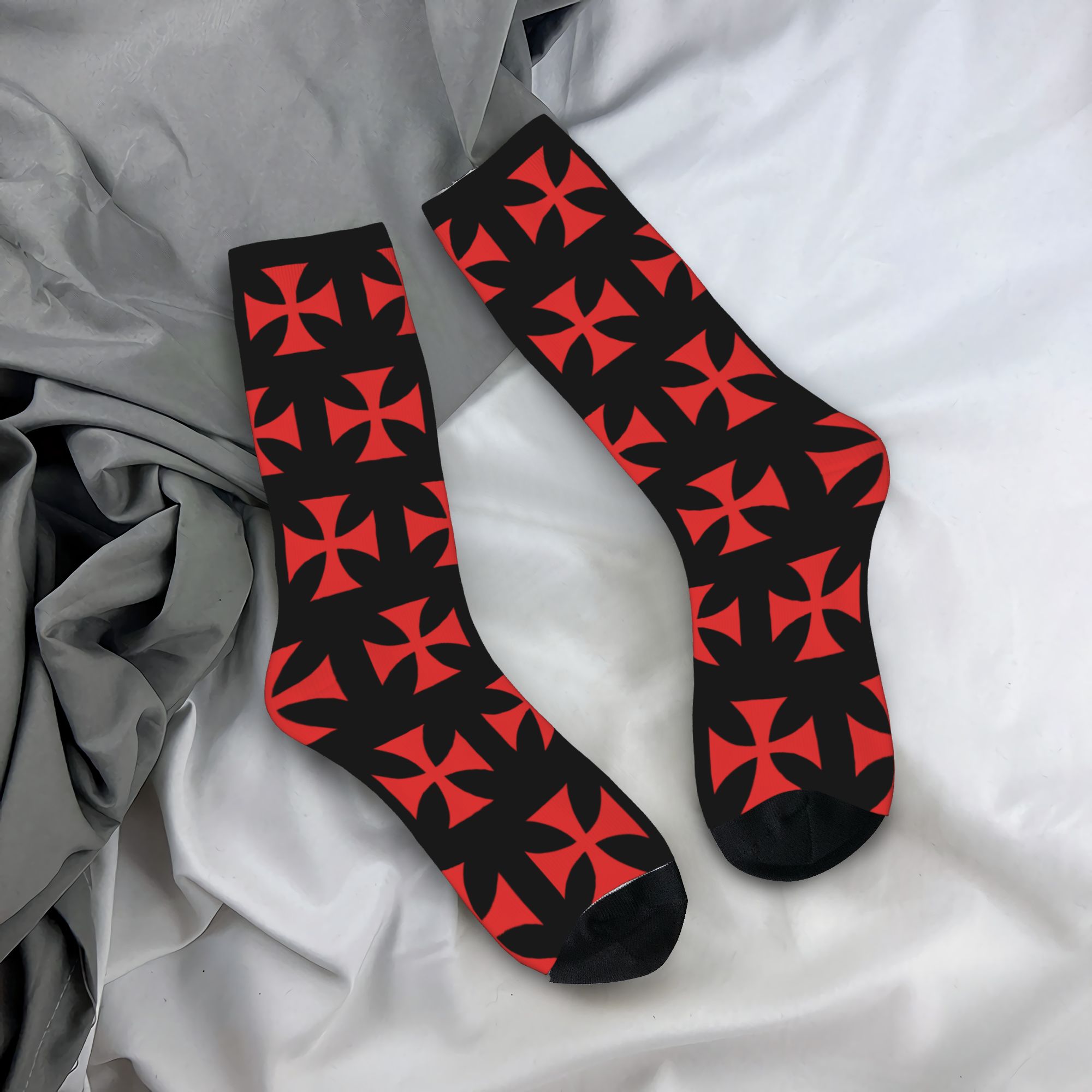 Dress Sock Men - ถุงเท้าลายกางเขนเทมพลาร์สีแดงแบบกำหนดเอง ถุงเท้าข้อสั้นสำหรับผู้ชายและผู้หญิง ถุงเท้าลายตลกแปลกใหม่